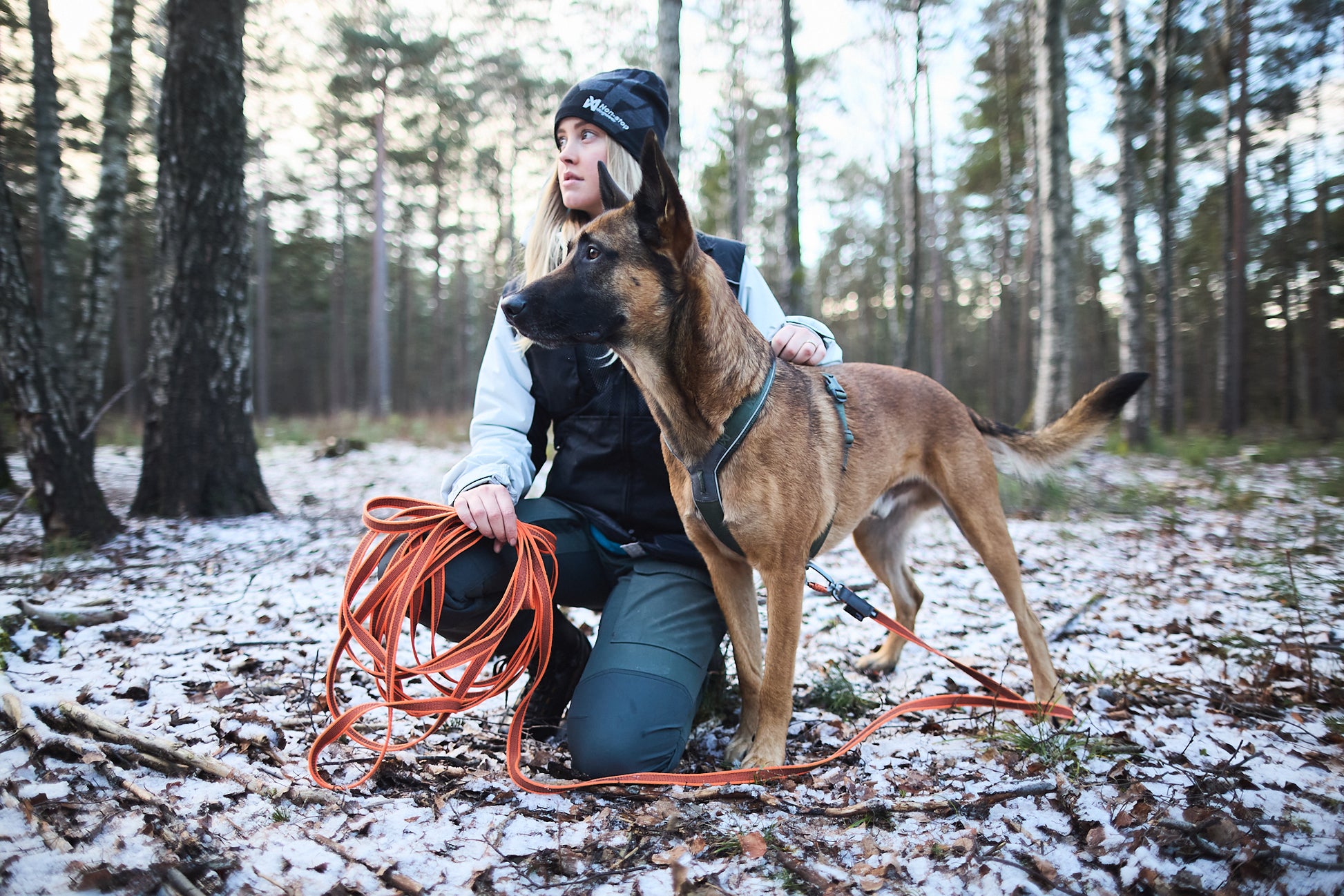 Lifestyle image of the Friction Long Line, with a lady holding the length and a dog stood beside her.